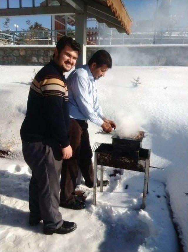 Pınarbaşı’nda Kar Üstünde Piknik Keyfi