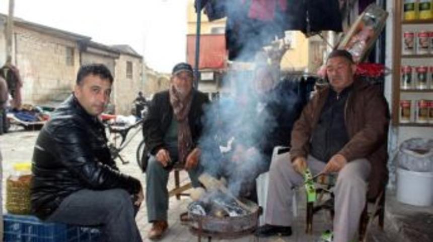 Esnaf Ateş Yakarak Isınıyor