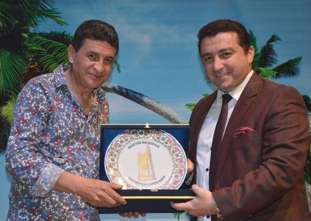 Boz&uuml;y&uuml;k&rsquo;te &ldquo;d&uuml;ş Yakamdan ?&rdquo; Adlı Oyun Sahnelendi