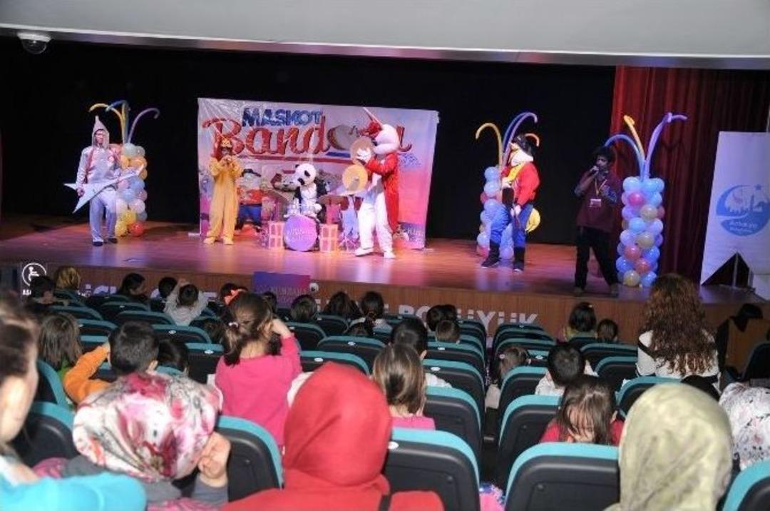 Tiyatro G&uuml;nleri&rsquo;nde Minikler İ&ccedil;in "maskot Bandosu" Sahnelendi