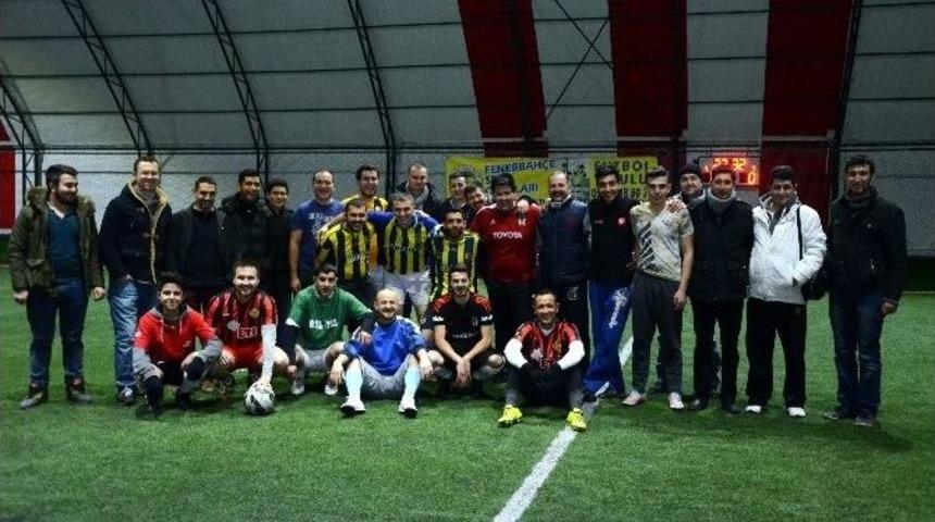 Otomobil Tutkunları Yeşil Sahada