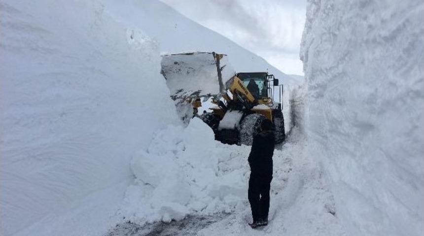 İşte &Ccedil;ığ Altında Kalan İş Makineleri