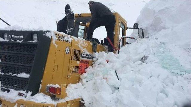 İşte Çığ Altında Kalan İş Makineleri