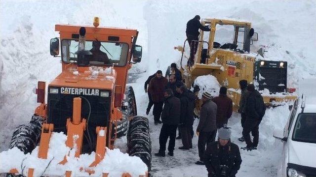 İşte Çığ Altında Kalan İş Makineleri