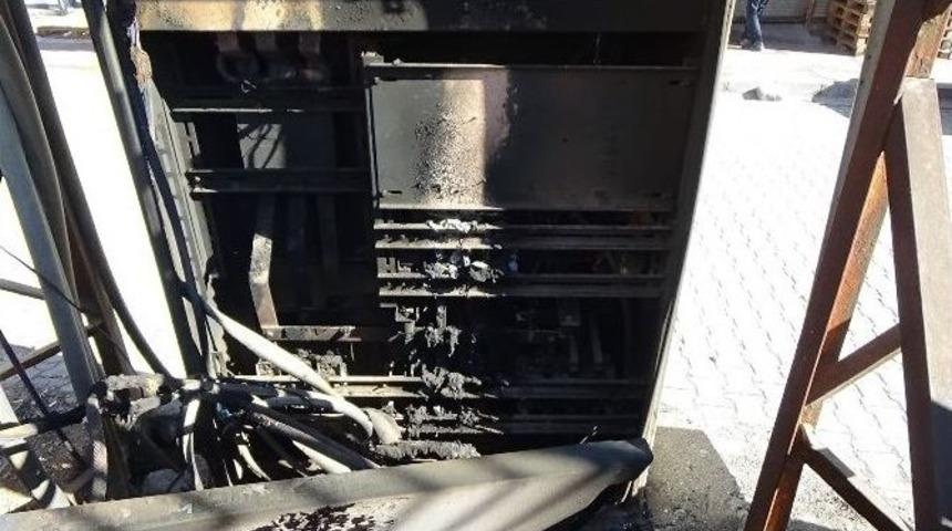 Ergani&rsquo;de Aşırı Y&uuml;klenmeye Dayanamayan Trafo Yandı