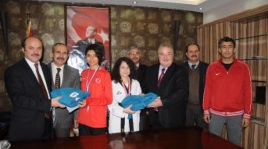 Erdemli&rsquo;de Başarılı Sporculara Altın