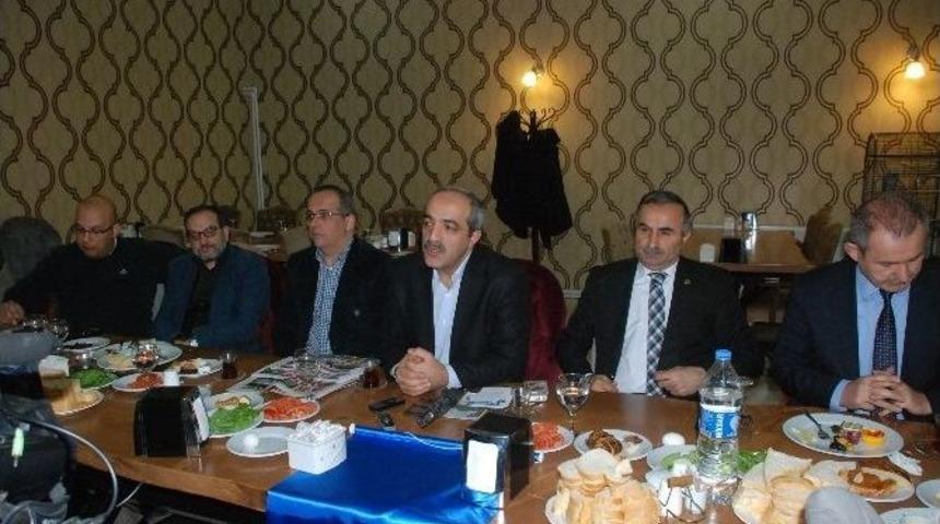 M&uuml;d&uuml;r&uuml;n Tabancalı Pozu