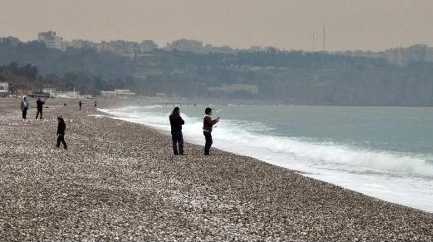 Antalya&rsquo;da Sahiller Balık Tutanlara Kaldı
