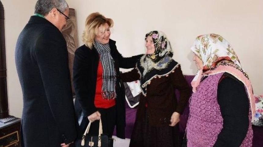 Vali Deniz, Eşi Olcay Deniz İle Birlikte "benim De Bir Evim Var&rdquo; Projesi Kapsamında Yapılan Evleri Ziyaret Etti