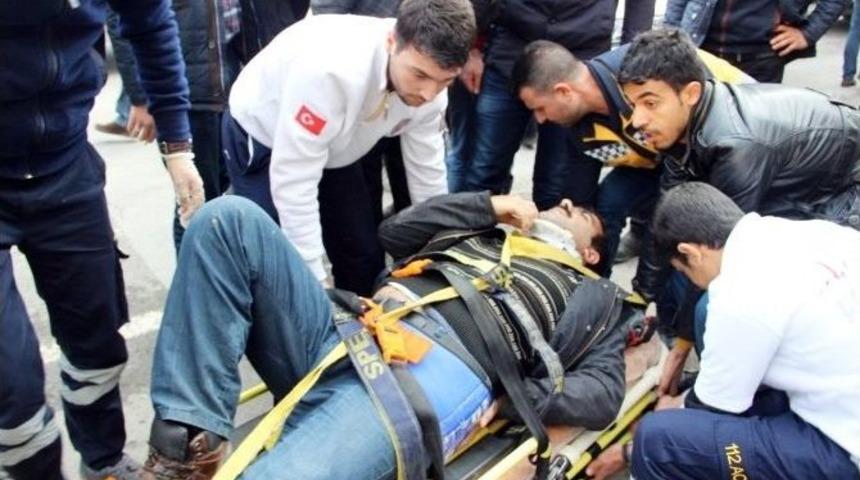 Belediye Otob&uuml;s&uuml;n&uuml;n &Ccedil;arptığı Motosikletli Yaralandı