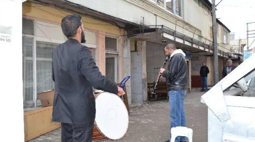 (&ouml;zel Haber) Davul Zurnayla İş Yerini Yıktı