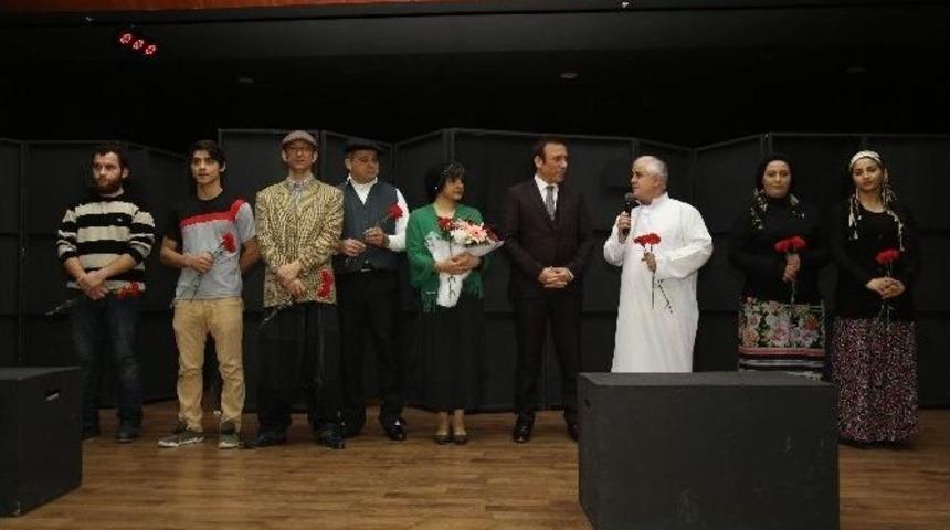 "d&uuml;tt&uuml;r&uuml; D&uuml;nya" Canik&rsquo;te Sahnelendi