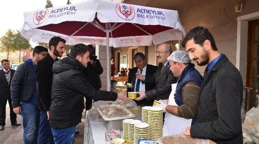 Başkandan &Ouml;ğrencilere &Ccedil;orba İkramı