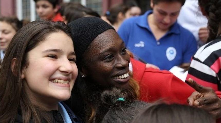 Canik Basketbol Sporcuları &Ouml;ğrencilerle Buluştu
