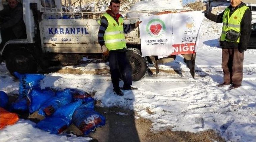 Kur&rsquo;an Evi Derneği Ve Yardımeli Derneğinden K&ouml;m&uuml;r Ve Battaniye Yardımı