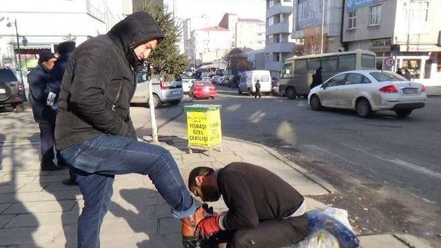 Kars’ta 16 Yılıdır Ekmeğini Soğuğa Rağmen Ayakkabı Boyayarak Çıkarıyor