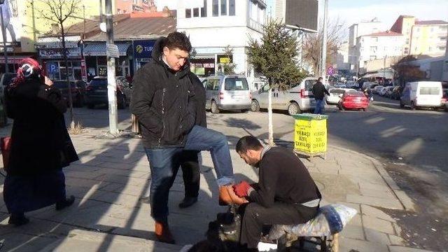 Kars’ta 16 Yılıdır Ekmeğini Soğuğa Rağmen Ayakkabı Boyayarak Çıkarıyor