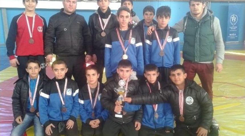 Badminton&rsquo;da Da Şampiyon Yunusemre