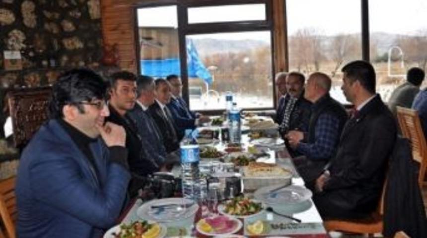 Kaymakam Ve Belediye Başkanı Gazetecilerle Yemekte Buluştu