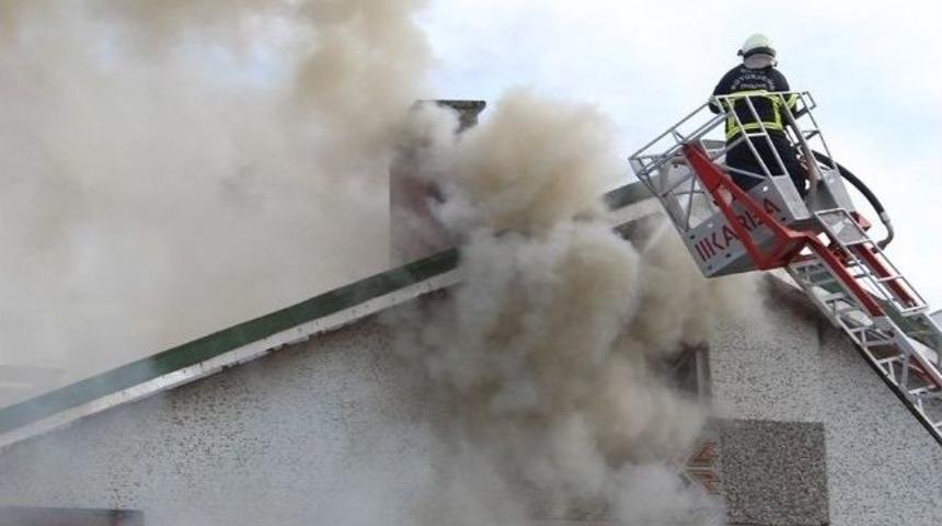 &Uuml;nye&rsquo;de &Ccedil;atı Yangını Korkuttu