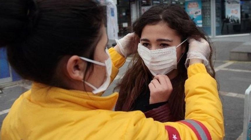 Adana’da Toplu Taşıma Araçlarında Maske Dağıtılıyor