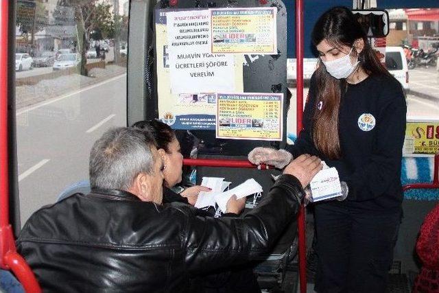 Adana’da Toplu Taşıma Araçlarında Maske Dağıtılıyor