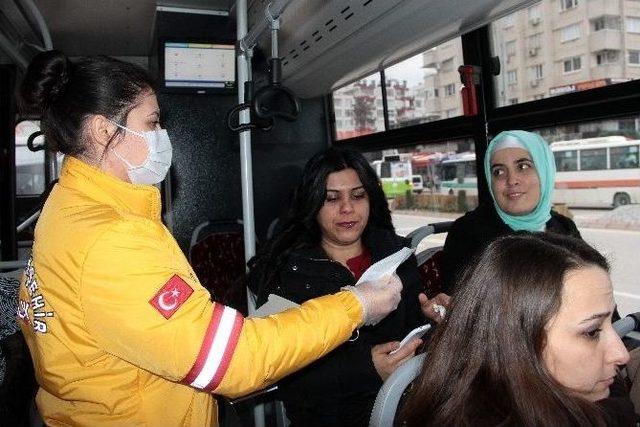 Adana’da Toplu Taşıma Araçlarında Maske Dağıtılıyor