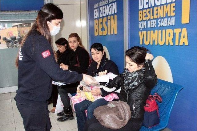 Adana’da Toplu Taşıma Araçlarında Maske Dağıtılıyor