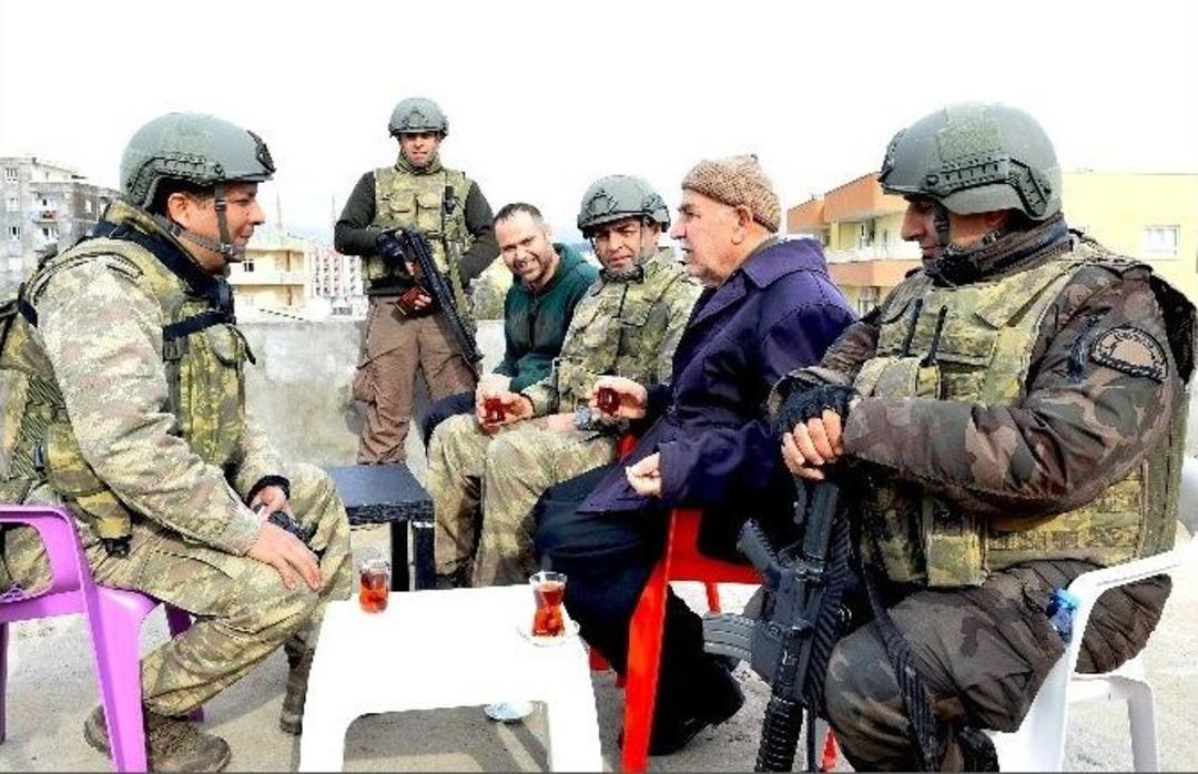 Şırnak Silopi&rsquo;de G&uuml;venlik G&uuml;&ccedil;leri Vatandaşlara Yardım Dağıttı