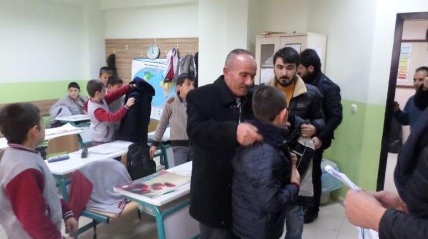 Sorgun&rsquo;da 280 &Ouml;ğrenciye 24 Bin Tl Değerinde Giysi Yardımı