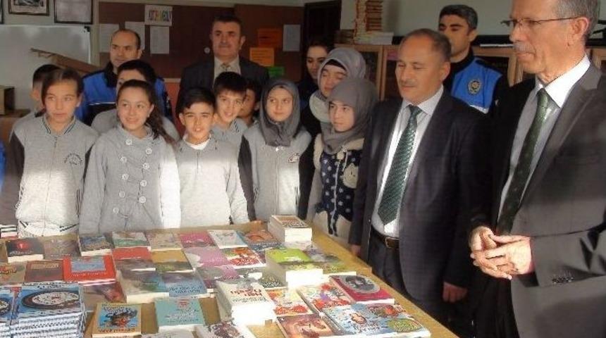 Yozgat Emniyeti Okullara 2 Bin Kitap Dağıttı