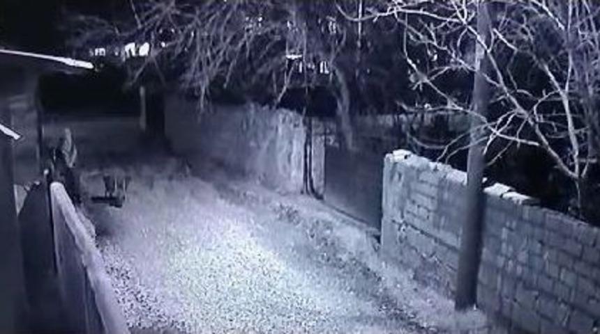 Belediyenin D&ouml;kt&uuml;ğ&uuml; Mıcır Taşlarını Bah&ccedil;esine Taşıdı