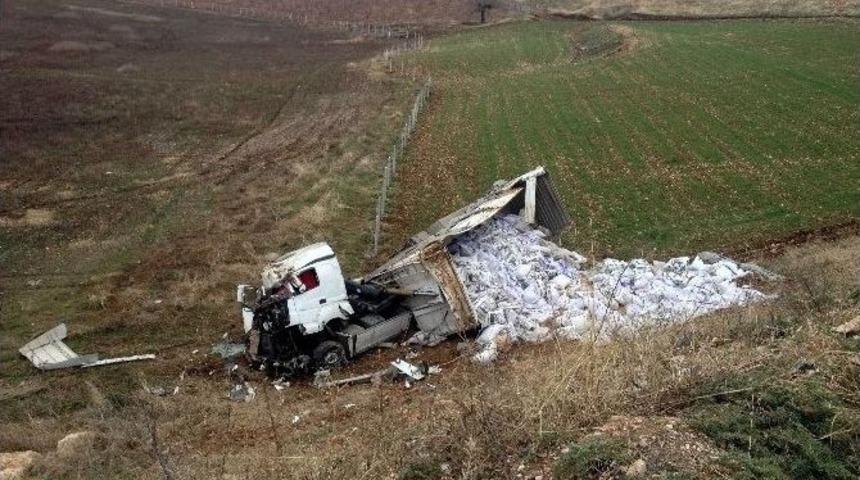 Adıyaman&rsquo;da Yem Y&uuml;kl&uuml; Tır Şarampole U&ccedil;tu