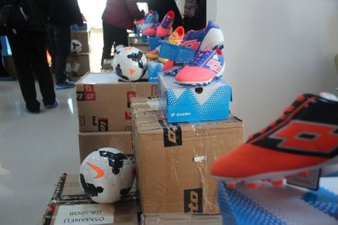 Fitness Salonu A&ccedil;ılışında 15 Takıma Krampon Ve Futbol Topu Yardımı Yapıldı