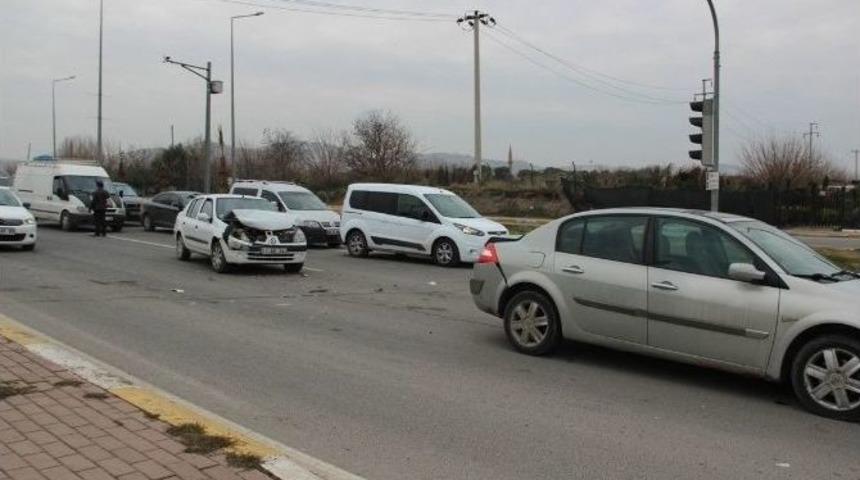 Hamile Yengesini Hastaneye Yetiştirmek İsterken Kaza Yaptı