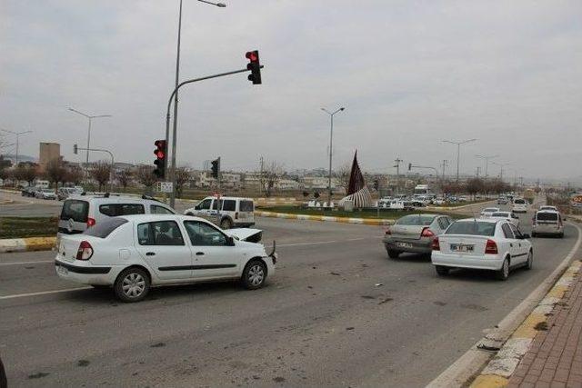 Hamile Yengesini Hastaneye Yetiştirmek İsterken Kaza Yaptı