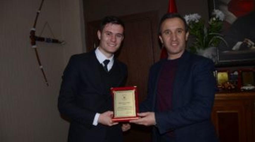 Başkan U&ccedil;ar&rsquo;dan&rsquo; İha Muhabirine Plaket