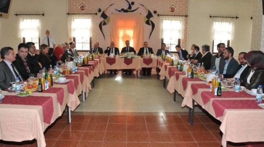 Vali G&uuml;ner Gazetecileri Unutmadı