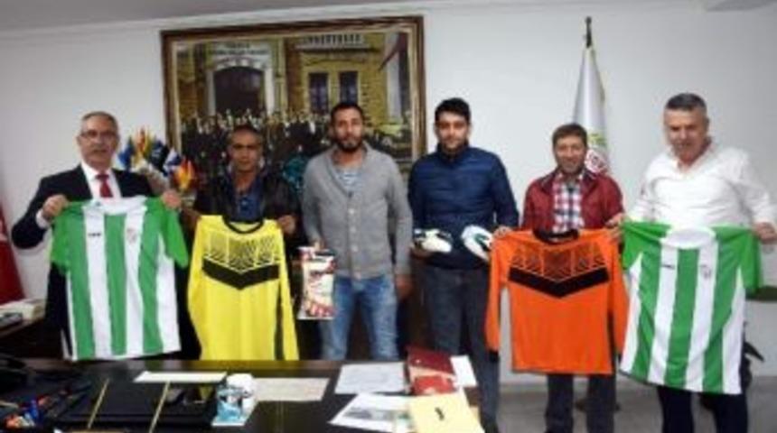 Başkan Kale&rsquo;den Amat&ouml;r Spor Kul&uuml;plerine Destek