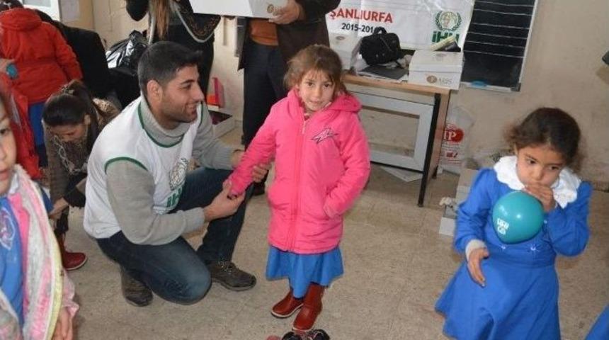 Şanlıurfa&rsquo;da &Ouml;ğrencilere Kışlık Giysi Dağıtıldı