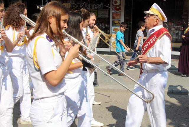 Müzik aşığı Süreyya dede, bando takımına şeflik yapıyor