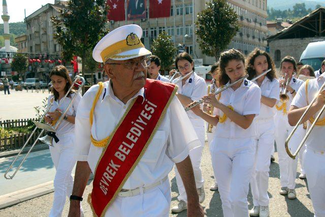 Müzik aşığı Süreyya dede, bando takımına şeflik yapıyor