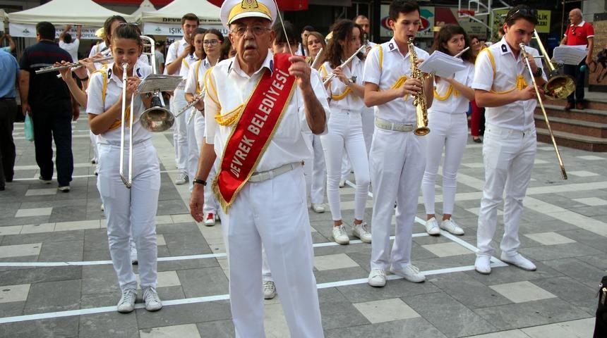 M&uuml;zik aşığı S&uuml;reyya dede, bando takımına şeflik yapıyor