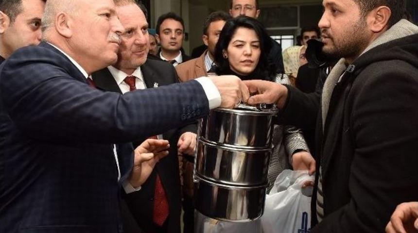 Başkan Sekmen&rsquo;den Suriyelilere Yardım Eli