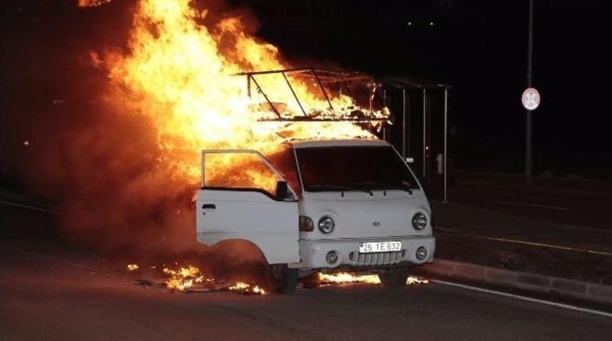 Pazar Malzemesi Y&uuml;kl&uuml; Kamyonet Alev Alev Yandı