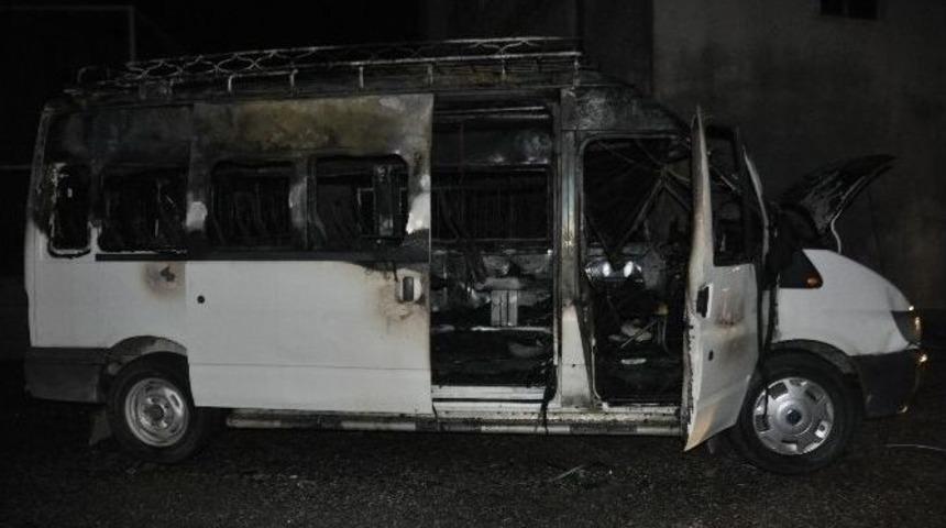 Park Halindeki Yanan Minib&uuml;s K&uuml;le D&ouml;nd&uuml;