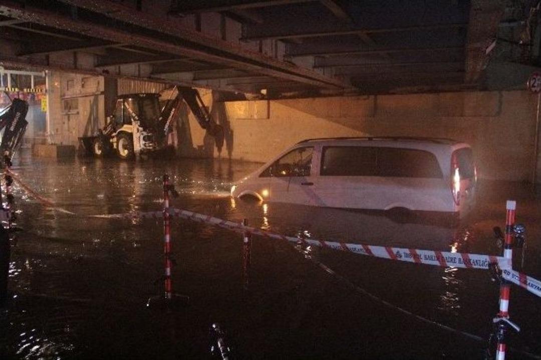 Şiddetli Yağan Yağmur Ara&ccedil;ların Mahsur Kalmasına Neden Oldu