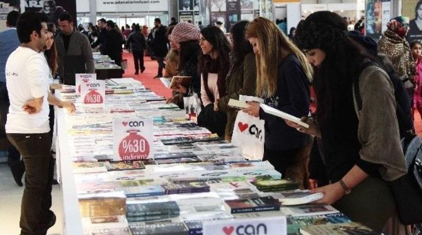 Kitap Fuarında Genç Yazarlara Yoğun İlgi
