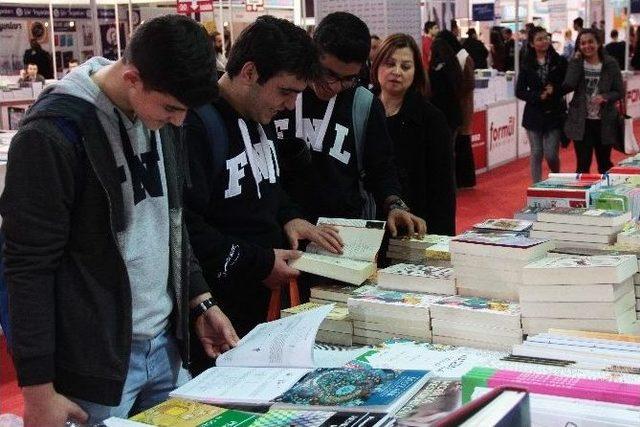 Kitap Fuarında Genç Yazarlara Yoğun İlgi