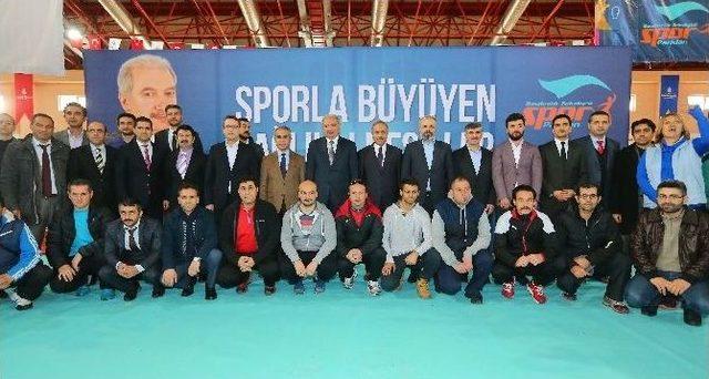 Başakşehir Belediyesi 55 Okula Spor Malzemesi Yardımı Yaptı